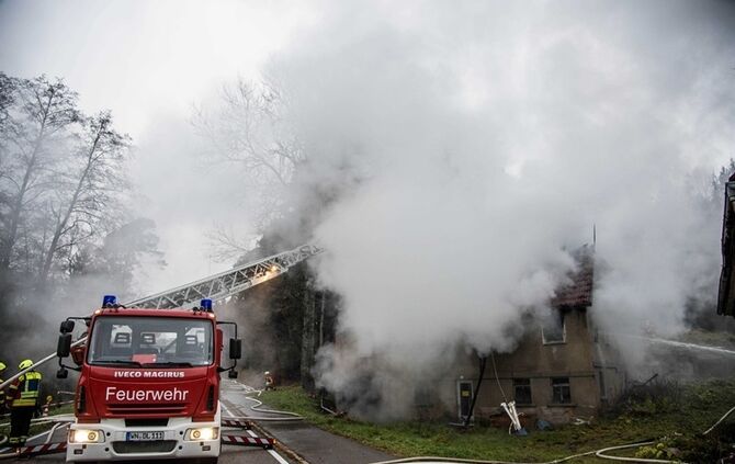 Wohnhaus niedergebrannt - Besitzer hat vermutlich vergessen Kamin auszumachen - Bild 25_12