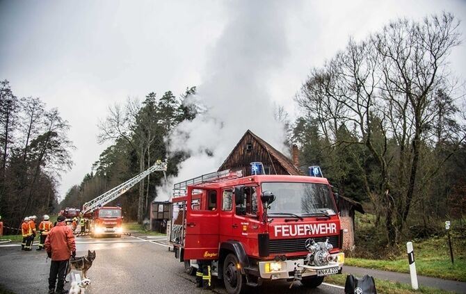 Wohnhaus niedergebrannt - Besitzer hat vermutlich vergessen Kamin auszumachen - Bild 23_14