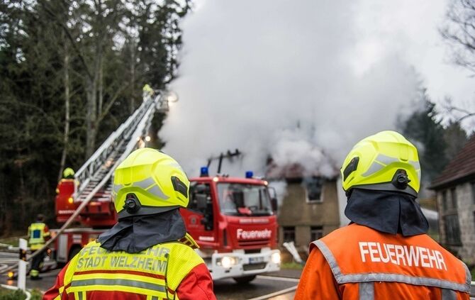Wohnhaus niedergebrannt - Besitzer hat vermutlich vergessen Kamin auszumachen - Bild 22_15