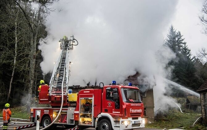 Wohnhaus niedergebrannt - Besitzer hat vermutlich vergessen Kamin auszumachen - Bild 21_16