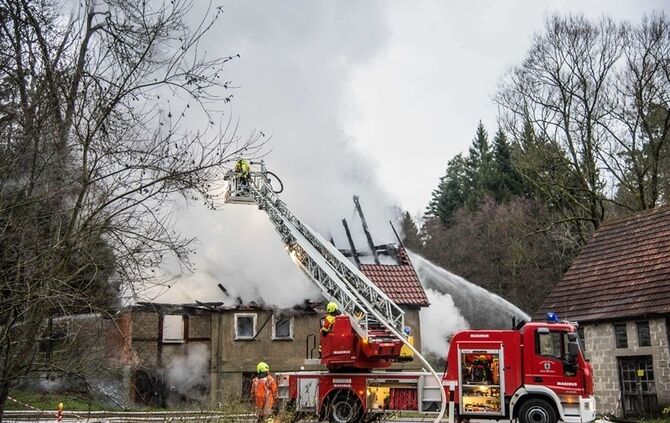 Wohnhaus niedergebrannt - Besitzer hat vermutlich vergessen Kamin auszumachen - Bild 19_18