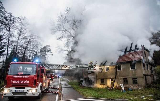 Wohnhaus niedergebrannt - Besitzer hat vermutlich vergessen Kamin auszumachen - Bild 17_20