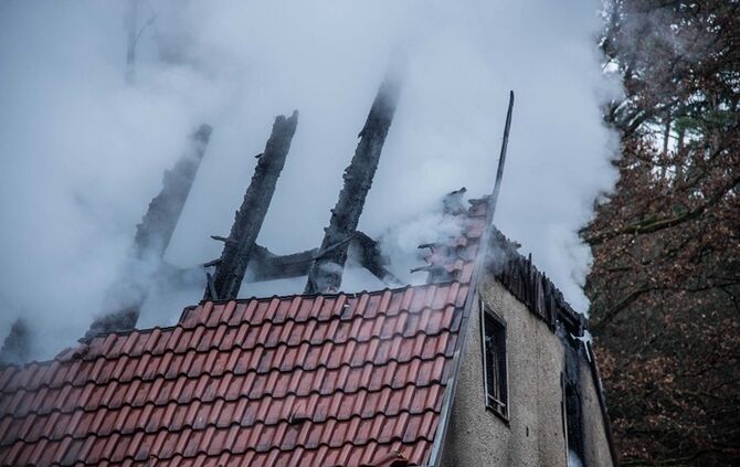 Wohnhaus niedergebrannt - Besitzer hat vermutlich vergessen Kamin auszumachen - Bild 16_21