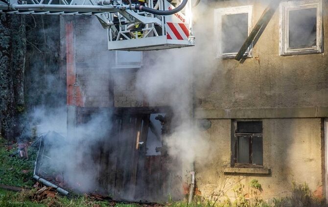 Wohnhaus niedergebrannt - Besitzer hat vermutlich vergessen Kamin auszumachen - Bild 15_22