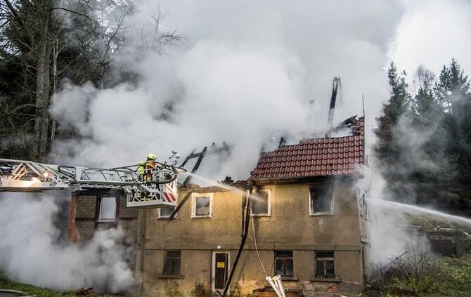 Wohnhaus niedergebrannt - Besitzer hat vermutlich vergessen Kamin auszumachen - Bild 13_24