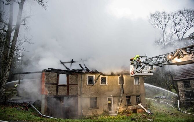 Wohnhaus niedergebrannt - Besitzer hat vermutlich vergessen Kamin auszumachen - Bild 11_26