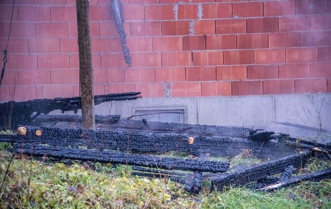 Wohnhaus niedergebrannt - Besitzer hat vermutlich vergessen Kamin auszumachen - Bild 10_27