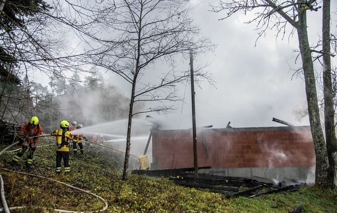 Wohnhaus niedergebrannt - Besitzer hat vermutlich vergessen Kamin auszumachen - Bild 09_28