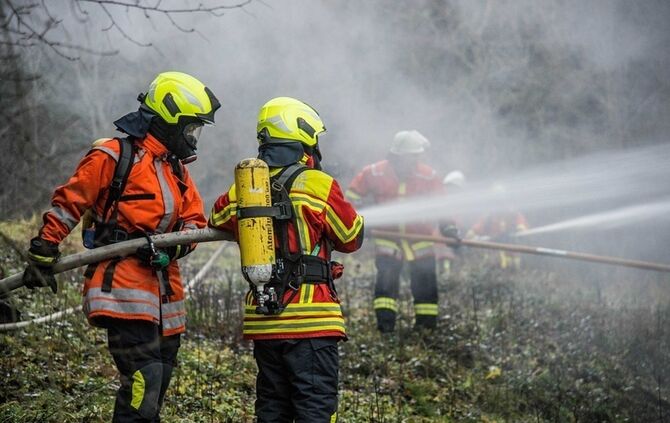 Wohnhaus niedergebrannt - Besitzer hat vermutlich vergessen Kamin auszumachen - Bild 08_29
