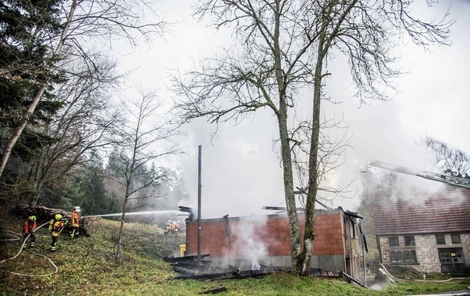 Wohnhaus niedergebrannt - Besitzer hat vermutlich vergessen Kamin auszumachen - Bild 04_33