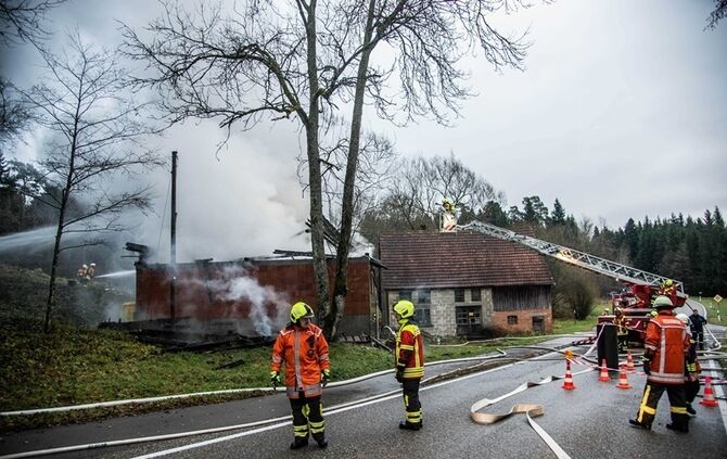 Wohnhaus niedergebrannt - Besitzer hat vermutlich vergessen Kamin auszumachen - Bild 03_34