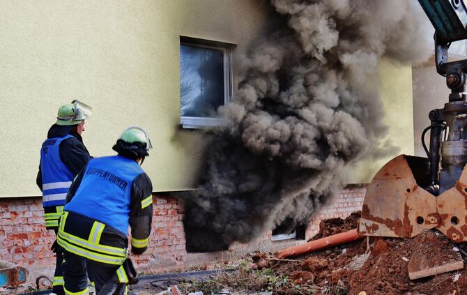 Brand in Leerstehendem Gebäude Feuerwehr im Einsatz