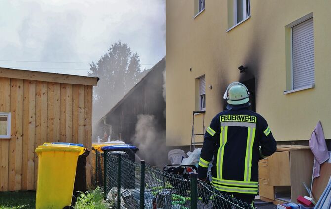 Brand in Leerstehendem Gebäude Feuerwehr im Einsatz