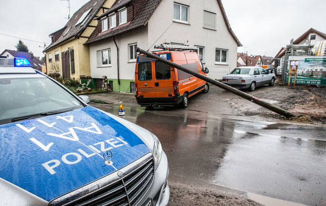 Telefonmast nach Unfall auf Transporter gestürzt - Bild 02_0