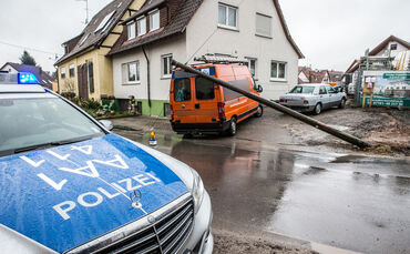 Telefonmast nach Unfall auf Transporter gestürzt - Bild 02_0