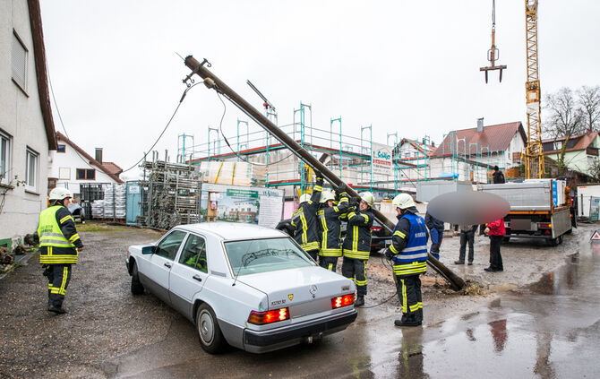 Telefonmast nach Unfall auf Transporter gestürzt - Bild 11_1