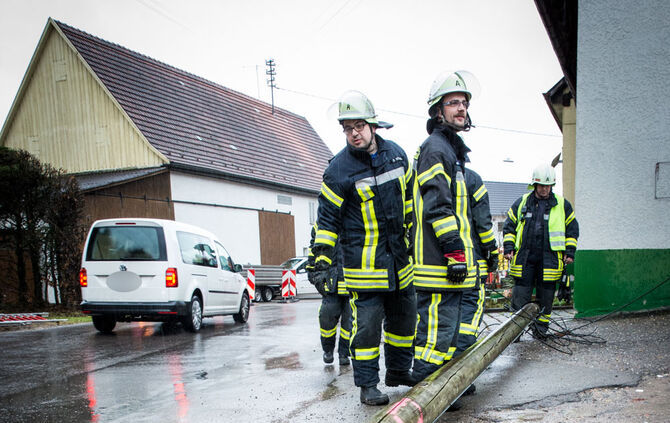 Telefonmast nach Unfall auf Transporter gestürzt - Bild 14_2