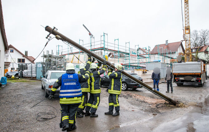 Telefonmast nach Unfall auf Transporter gestürzt - Bild 10_4