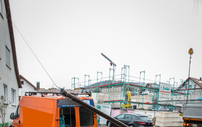 Telefonmast nach Unfall auf Transporter gestürzt - Bild 13_5