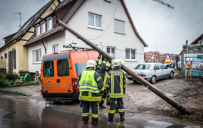 Telefonmast nach Unfall auf Transporter gestürzt - Bild 08_7