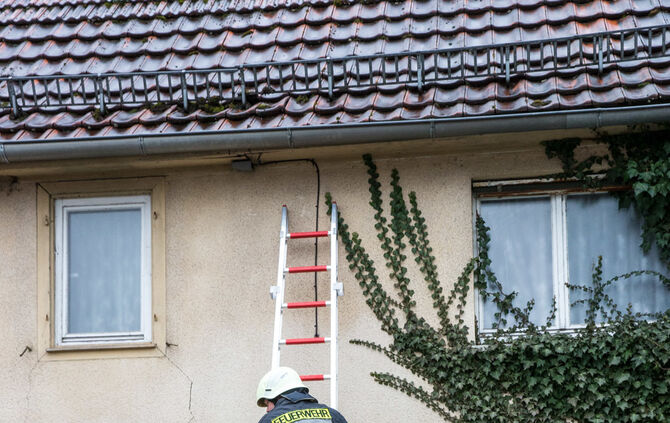 Telefonmast nach Unfall auf Transporter gestürzt - Bild 07_8