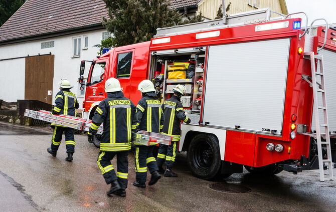 Telefonmast nach Unfall auf Transporter gestürzt - Bild 06_9
