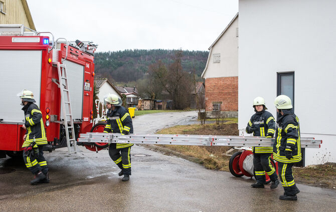 Telefonmast nach Unfall auf Transporter gestürzt - Bild 05_10