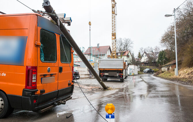 Telefonmast nach Unfall auf Transporter gestürzt - Bild 03_12