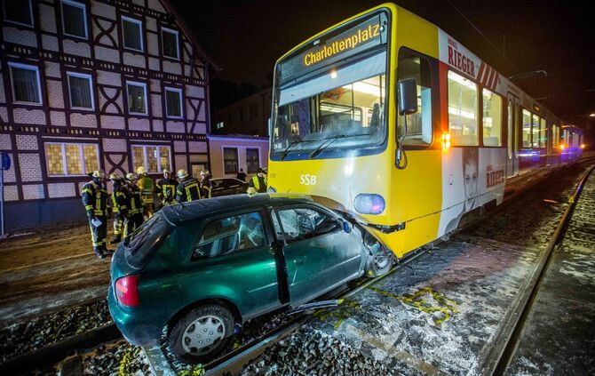 Audifahrerin kracht frontal in Stadtbahn - Ersthelfer retten schwerverletzte Frau aus Wrack: Auto fÃ¤ngt an zu brennen_0