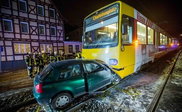 Audifahrerin kracht frontal in Stadtbahn - Ersthelfer retten schwerverletzte Frau aus Wrack: Auto fÃ¤ngt an zu brennen_0