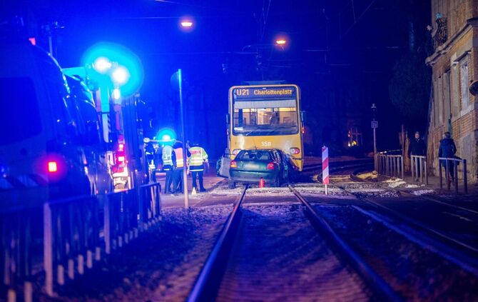 Audifahrerin kracht frontal in Stadtbahn - Ersthelfer retten schwerverletzte Frau aus Wrack: Auto fÃ¤ngt an zu brennen_1