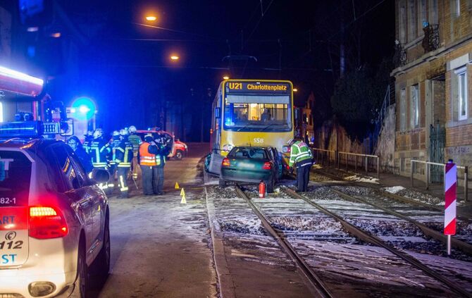 Audifahrerin kracht frontal in Stadtbahn - Ersthelfer retten schwerverletzte Frau aus Wrack: Auto fÃ¤ngt an zu brennen_2