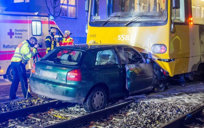 Audifahrerin kracht frontal in Stadtbahn - Ersthelfer retten schwerverletzte Frau aus Wrack: Auto fÃ¤ngt an zu brennen_3