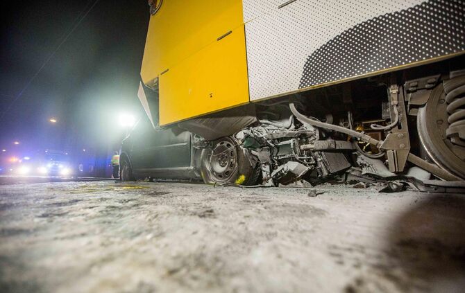 Audifahrerin kracht frontal in Stadtbahn - Ersthelfer retten schwerverletzte Frau aus Wrack: Auto fÃ¤ngt an zu brennen_4