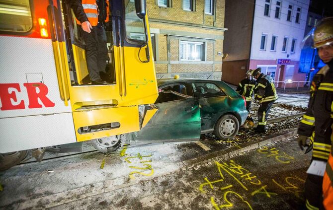 Audifahrerin kracht frontal in Stadtbahn - Ersthelfer retten schwerverletzte Frau aus Wrack: Auto fÃ¤ngt an zu brennen_5