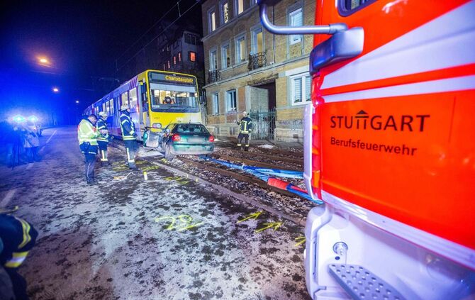 Audifahrerin kracht frontal in Stadtbahn - Ersthelfer retten schwerverletzte Frau aus Wrack: Auto fÃ¤ngt an zu brennen_6