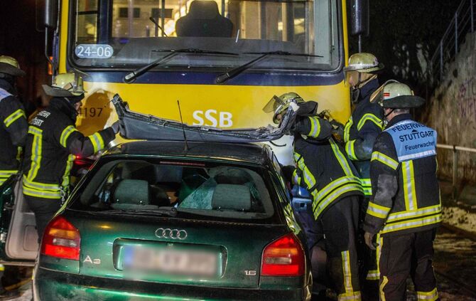 Audifahrerin kracht frontal in Stadtbahn - Ersthelfer retten schwerverletzte Frau aus Wrack: Auto fÃ¤ngt an zu brennen_7