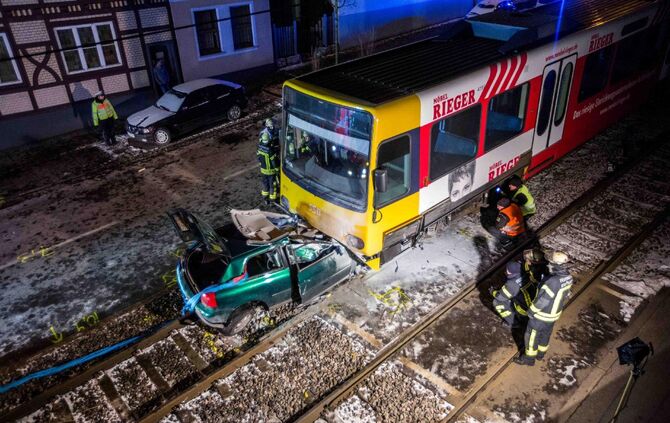 Audifahrerin kracht frontal in Stadtbahn - Ersthelfer retten schwerverletzte Frau aus Wrack: Auto fÃ¤ngt an zu brennen_8