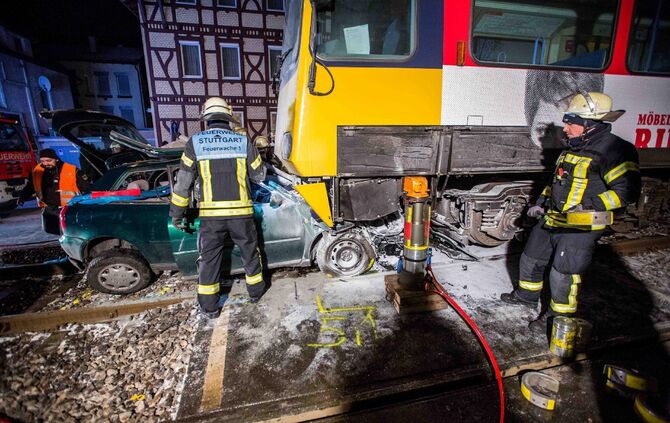 Audifahrerin kracht frontal in Stadtbahn - Ersthelfer retten schwerverletzte Frau aus Wrack: Auto fÃ¤ngt an zu brennen_9