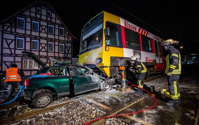 Audifahrerin kracht frontal in Stadtbahn - Ersthelfer retten schwerverletzte Frau aus Wrack: Auto fÃ¤ngt an zu brennen_10