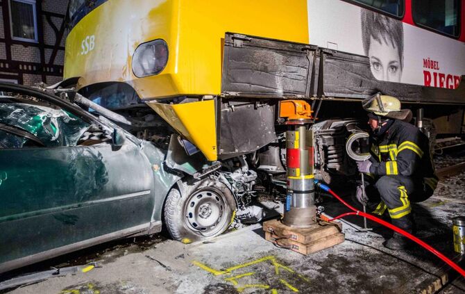 Audifahrerin kracht frontal in Stadtbahn - Ersthelfer retten schwerverletzte Frau aus Wrack: Auto fÃ¤ngt an zu brennen_11