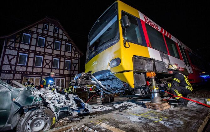 Audifahrerin kracht frontal in Stadtbahn - Ersthelfer retten schwerverletzte Frau aus Wrack: Auto fÃ¤ngt an zu brennen_12