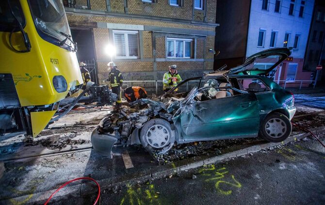 Audifahrerin kracht frontal in Stadtbahn - Ersthelfer retten schwerverletzte Frau aus Wrack: Auto fÃ¤ngt an zu brennen_13