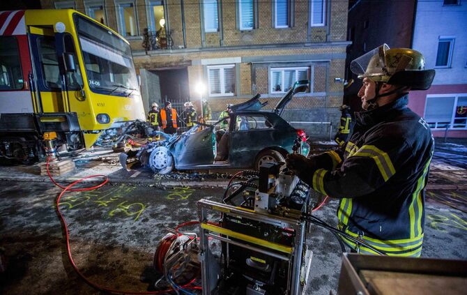Audifahrerin kracht frontal in Stadtbahn - Ersthelfer retten schwerverletzte Frau aus Wrack: Auto fÃ¤ngt an zu brennen_14