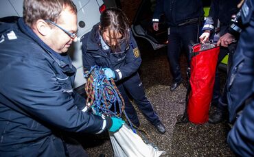 SEK Einsatz im alten Breuninger Areal: VerrÃ¼ckter klettert auf 40m hohen Schornstein und baut Banner und Sonnenschirm auf_0