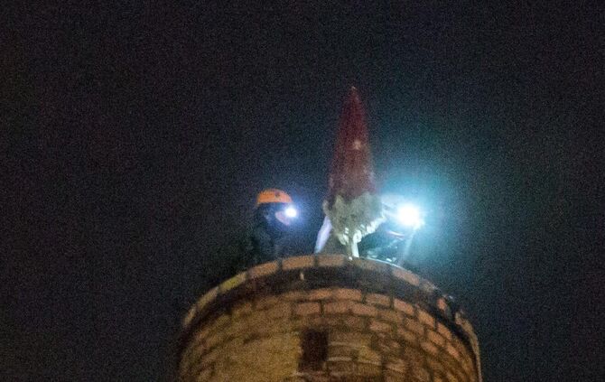 SEK Einsatz im alten Breuninger Areal: VerrÃ¼ckter klettert auf 40m hohen Schornstein und baut Banner und Sonnenschirm auf_6