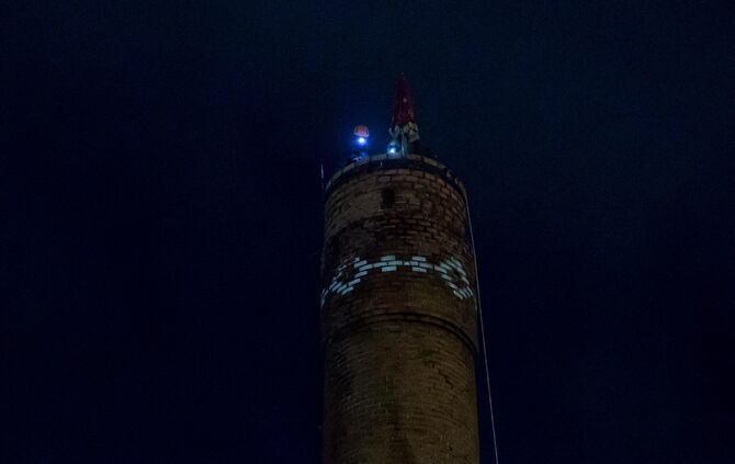 SEK Einsatz im alten Breuninger Areal: VerrÃ¼ckter klettert auf 40m hohen Schornstein und baut Banner und Sonnenschirm auf_7