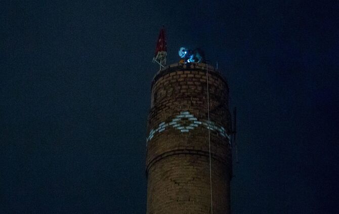 SEK Einsatz im alten Breuninger Areal: VerrÃ¼ckter klettert auf 40m hohen Schornstein und baut Banner und Sonnenschirm auf_8