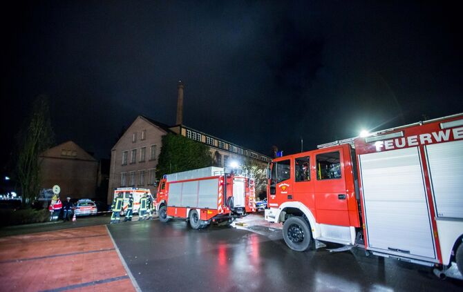 SEK Einsatz im alten Breuninger Areal: VerrÃ¼ckter klettert auf 40m hohen Schornstein und baut Banner und Sonnenschirm auf_10
