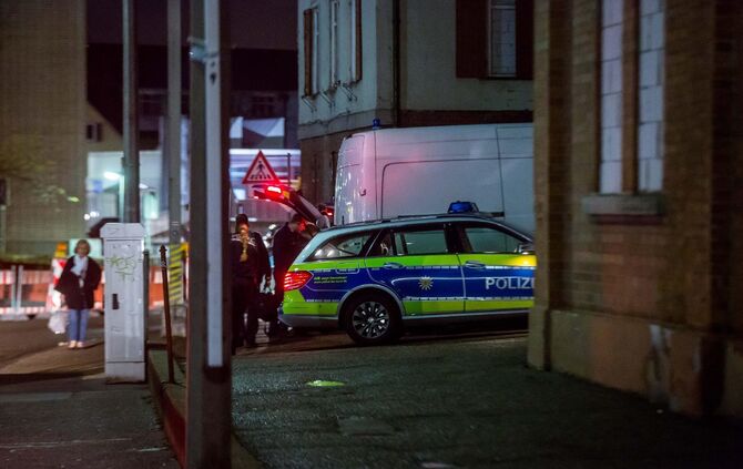 SEK Einsatz im alten Breuninger Areal: VerrÃ¼ckter klettert auf 40m hohen Schornstein und baut Banner und Sonnenschirm auf_11